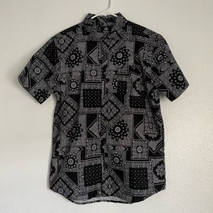 TILLY’S Paisley Button Up. Men’s Medium